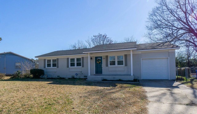 Fort Bragg RETREAT - Minutes from Fort Bragg Offering King Bed and WiFi!