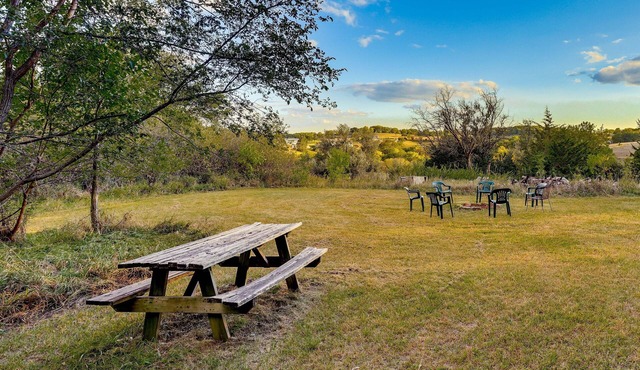 Fort Calhoun Home w/Screened Porch + Playground!