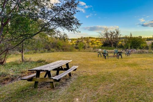 Fort Calhoun Home w/Screened Porch + Playground!