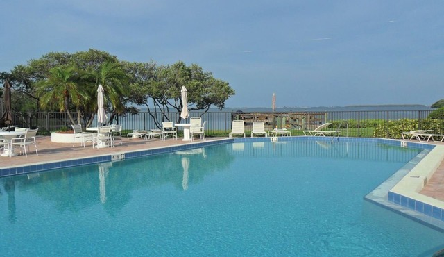 Fort DeSoto Beach - Modern 2nd floor One Bedroom at the Holiday Island Complex