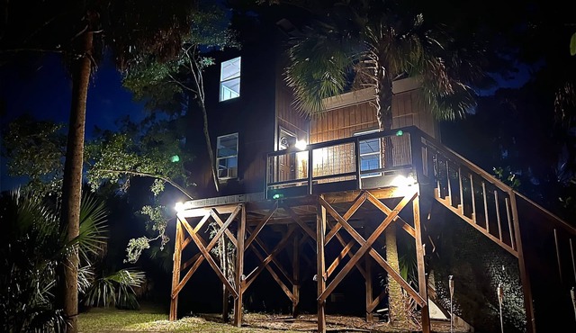 Fort George Island Private Treehouse Centrally located and Elevated!