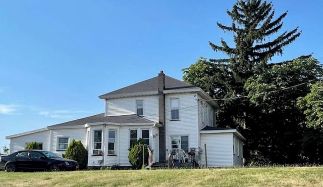 Fort Hill Hideaway Apartment-upper Not handicapped accessible.