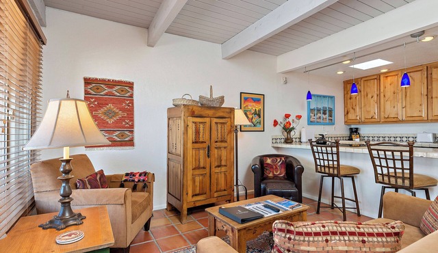 Fort Marcy 10 | Walk to Plaza | Kiva Fireplace | Full Kitchen | Hot Tub | Pool | Single Level