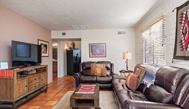 Fort Marcy 100 | Walk to Plaza | Full Kitchen | Hot Tub | Pool | End Unit | Single Level