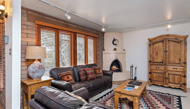 Fort Marcy 38 | Walk to Plaza | Kiva Fireplace | Full Kitchen | Hot Tub | Pool | 2 Levels