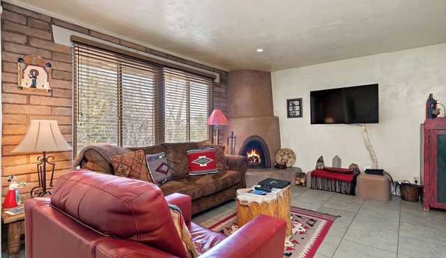Fort Marcy 43 | Walk to Plaza | Kiva Fireplace | Full Kitchen | Hot Tub | Pool | 2 Levels