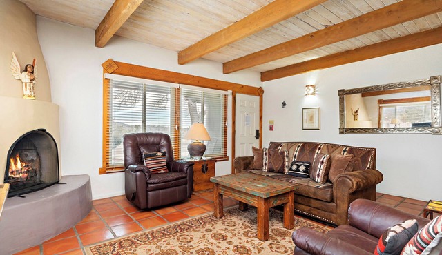 Fort Marcy 51 | Walk to Plaza | Kiva Fireplace | Full Kitchen | Hot Tub | Pool | Single Level