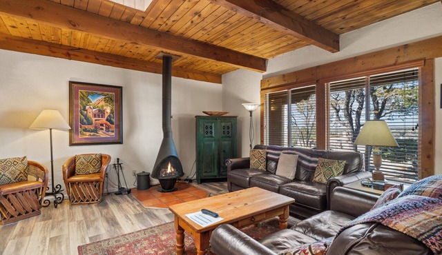 Fort Marcy 54 | Walk to Plaza | Kiva Fireplace | Full Kitchen | Hot Tub | Pool | Single Level