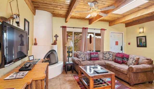 Fort Marcy 57 | Walk to Plaza | Kiva Fireplace | Full Kitchen | Hot Tub | Pool | Single Level