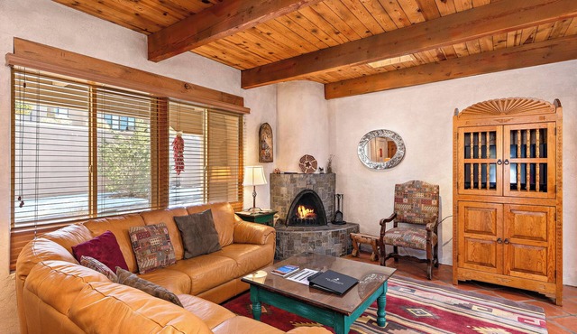 Fort Marcy 59 | Walk to Plaza | Kiva Fireplace | Full Kitchen | Hot Tub | Pool