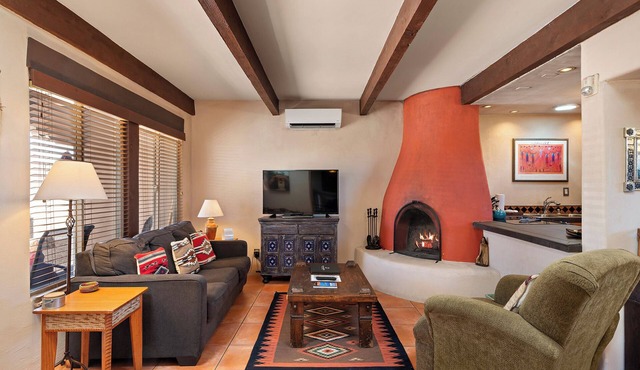 Fort Marcy 68 | Walk to Plaza | Kiva Fireplace | Full Kitchen | Hot Tub | Pool | Single Level