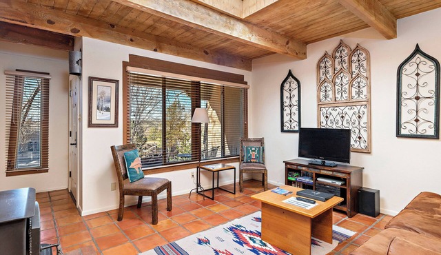 Fort Marcy 81 | Walk to Plaza | Wood Fireplace | Full Kitchen | Hot Tub | Pool | Single Level