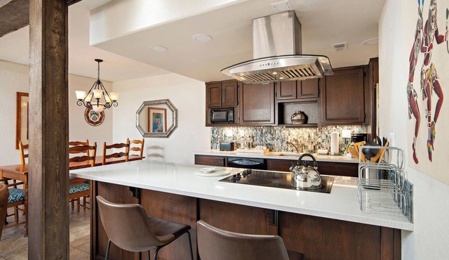 Fort Marcy 88 | Walk to Plaza | Kiva Fireplace | Full Kitchen | Hot Tub | Pool | 2 Levels