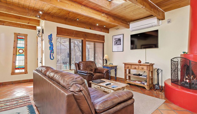 Fort Marcy 91 | Walk to Plaza | Kiva Fireplace | Full Kitchen | Hot Tub | Pool | End Unit | 1 Level