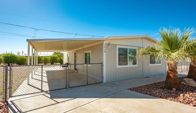 Fort Mohave charming home/perfect desert getaway