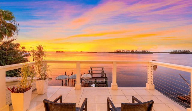 Fort Myers Florida Waterfront Luxury Home, Newly Remodeled, Sleeps 12!