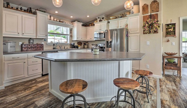 Fort Myers Retreat w/ Grill ~ 1 Mi to Beach!
