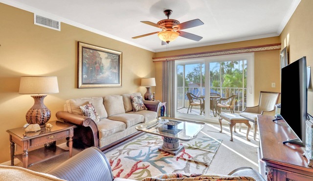 Fort Myers River District Condo Close to Shopping, Dining & Nightlife! Heated Pool & Free Parking!