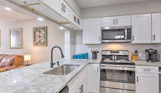 Fort Walton Beach Townhome < 3 Mi to the Beach!