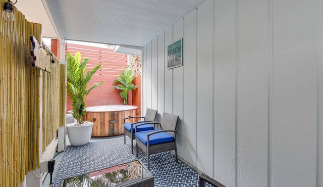 Fort Walton Beach Cottage w/Hot Tub & Patio!