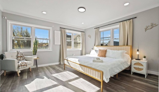 Fort Wayne Apartment | King Bed, Parking Included