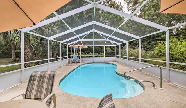 Fort White Getaway w/ Pool + Mountain Bikes!