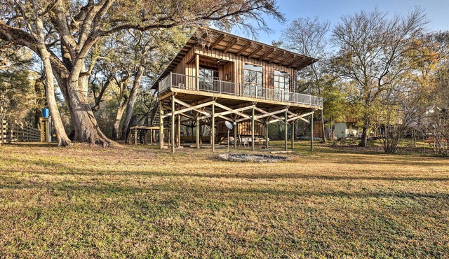 Fort White Retreat: Deck & River Access!