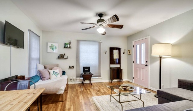 Fort Worth Arts District Bungalow. 2 blocks from Dickies Arena!