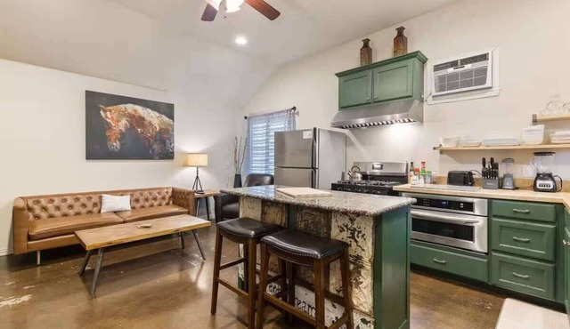 Fort Worth Getaway: Stylish Garage Apartment Near City Attractions