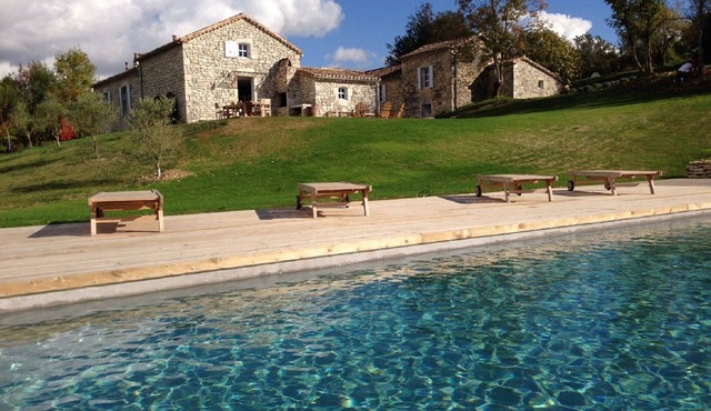 Fortified house, rooms, calm and view in the Quercy Blanc