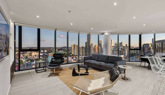 Fortitude Valley 3-Bed, Top Floor + Bridge View