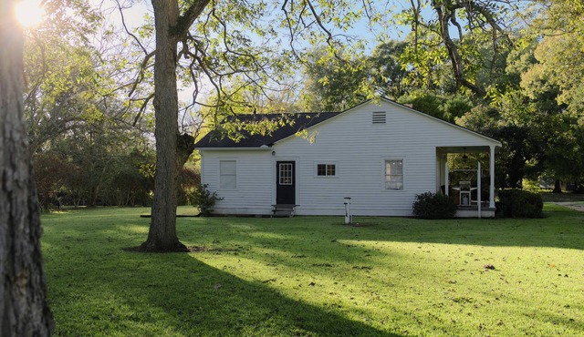 Foster Mound Cottage - Perfect for a Cozy Getaway with 2 Bedrooms and Pet-Friendly Amenities!