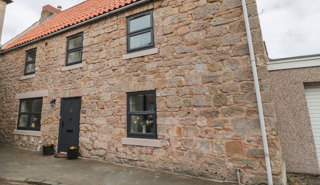 FOUNDRY HOUSE, pet friendly, with hot tub in Berwick-Upon-Tweed