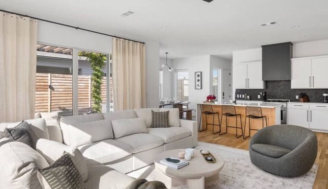 Fountain Bleau #2 |Oak Lawn Luxury Stay | Fire Pit & Grill | 7 Mins to Airport