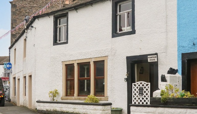 FOUNTAIN HOUSE, pet friendly, character holiday cottage in Ingleton
