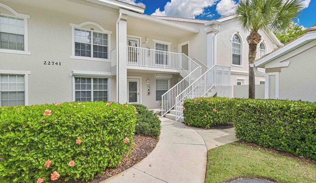 Fountain Lakes - Gorgeous Top Floor Unit, 9 Hole Chip & Put Included!