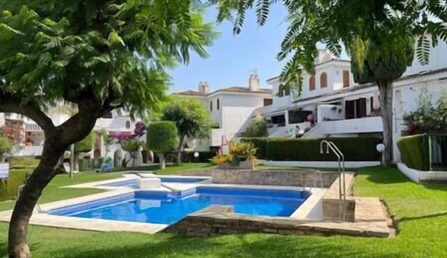 Four Bedroom Townhouse 200 meters from the Beach!