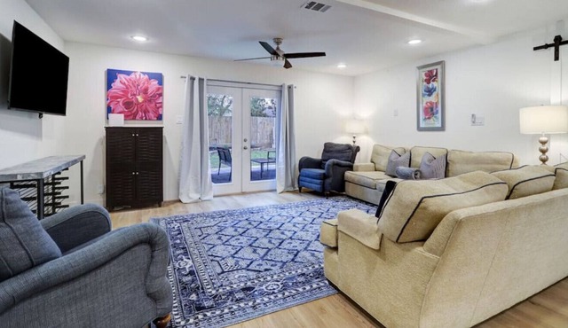 Four BDRM Home - BLKS From NRG W/Hot tub