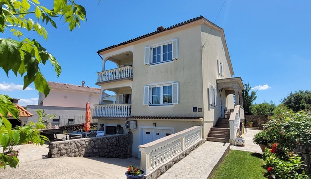 Four-bedroom apartment with terrace Sveti Anton, Krk (A-20344-a)