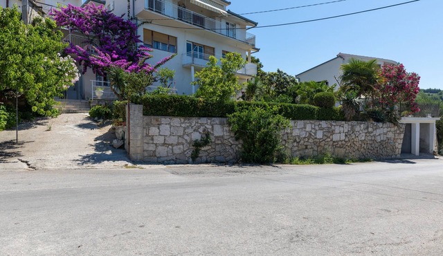 Four-bedroom apartment with terrace and sea view Sumpetar, Omiš (A-9436-a)