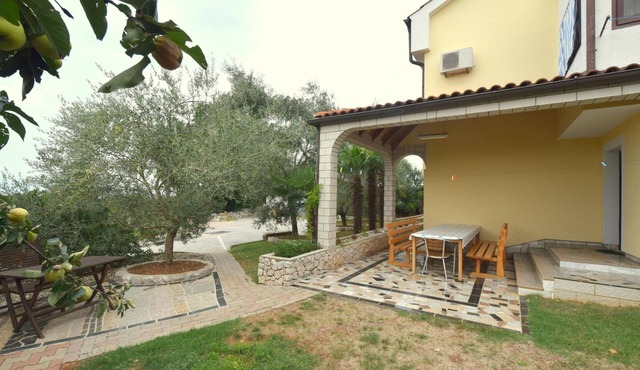 Four-bedroom apartment with terrace Njivice, Krk (A-21846-a)