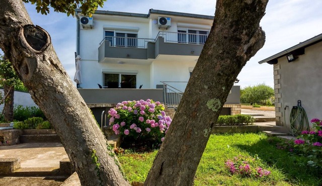 Four-Bedroom Apartment Magnolija