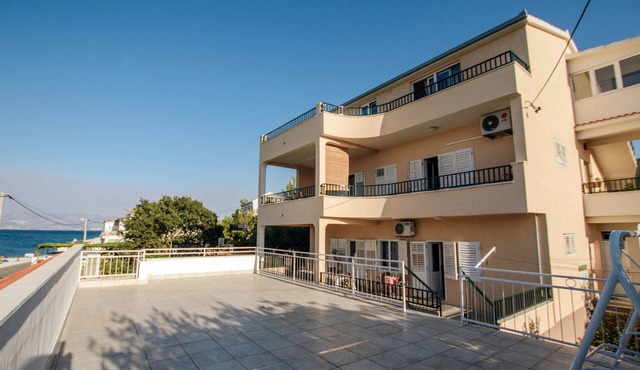 Four-bedroom apartment near beach Arbanija, Čiovo (A-1122-a)