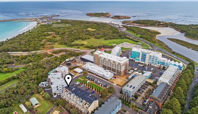 Four bedroom beachside apartment