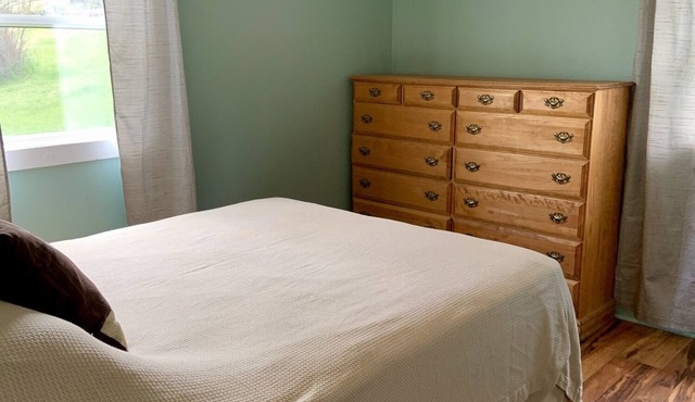 Four bedroom cabin, private lake, pet friendly