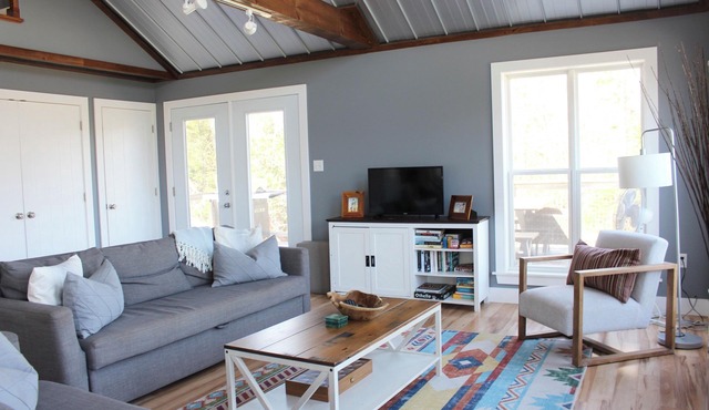 Four Bedroom Cottage Within Walking Distance To Thunder Cove Beach