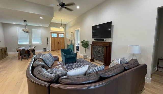 Four Bedroom Downtown Tomball Cottage