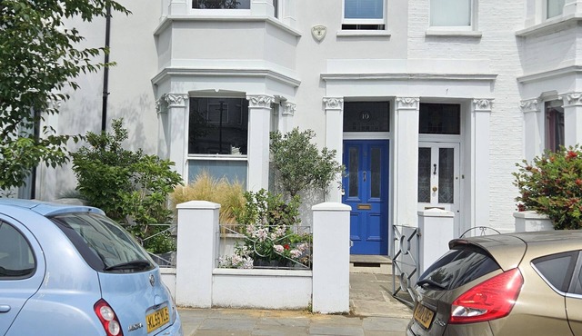 Four bedroom family house with patio garden, near Portobello Road, NottingHill.