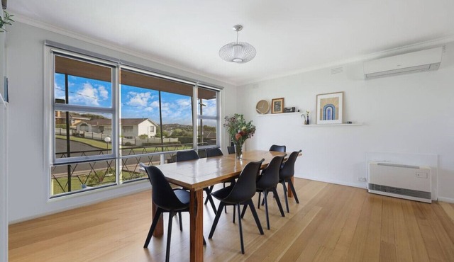 Four bedroom getaway close to the beach