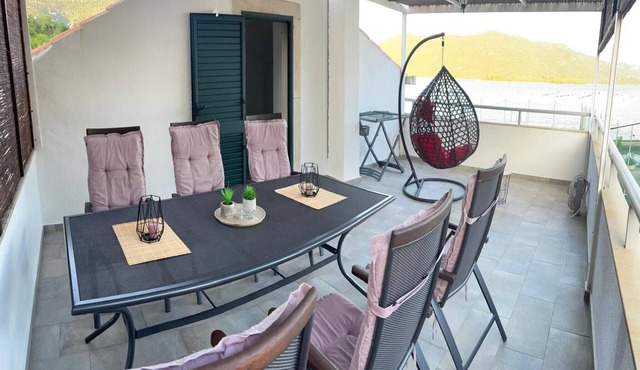 Four Bedroom Holiday Home with Sea View